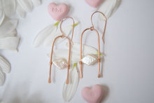 Load image into Gallery viewer, Hammered Freshwater Pearl Arch Earrings